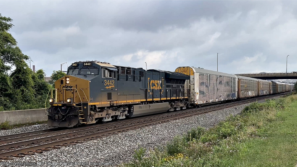 CSX 3442 leads M215.